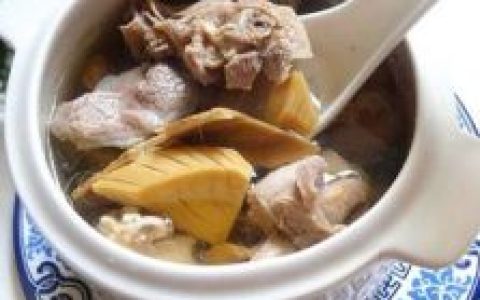 五指毛桃煲鸡汤(粤菜系的传统名肴)