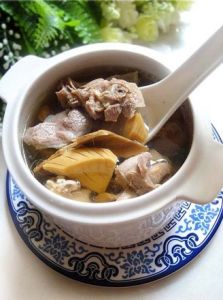 五指毛桃煲鸡汤(粤菜系的传统名肴)