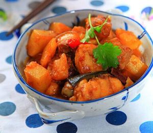 五花肉炖土豆(家常菜)