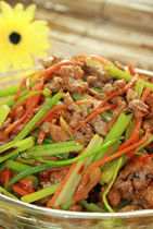 芹菜炒牛肉(特色传统名菜)