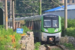 南京地铁7号线(南京地铁线网的东北至西南走向的线路)