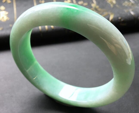 糯种飘绿翡翠手镯