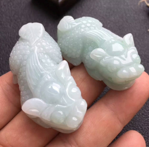 豆色晴水貔貅天然翡翠吊坠