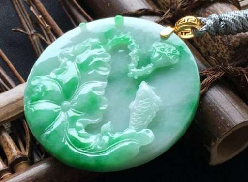 糯种阳绿连年有余天然翡翠吊坠.jpg