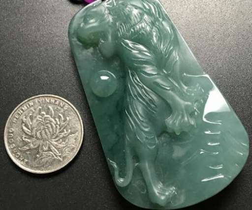 油青种虎虎生威天然翡翠吊坠.jpg