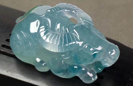 冰种蓝水翡翠摆件