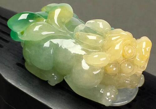 糯冰种三彩翡翠摆件
