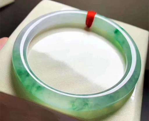 高冰种飘绿圆管手镯