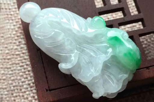 翡翠白菜吊坠