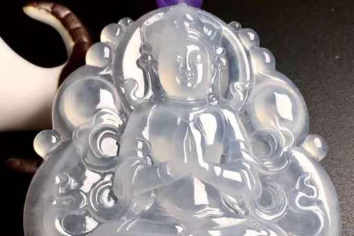 带有棉絮的冰种翡翠吊坠