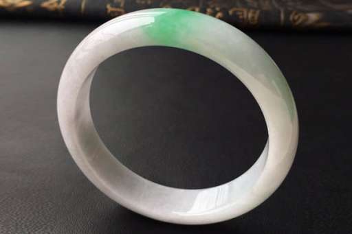 飘绿糯种翡翠手镯