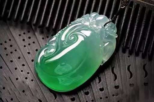 天然翡翠明亮的玻璃光泽