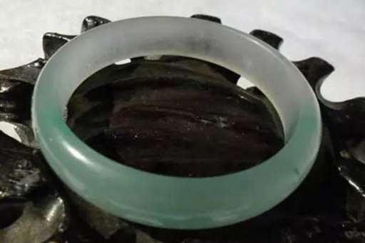 B货翡翠的暗淡光泽