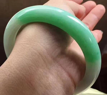 白底飘绿翡翠手镯