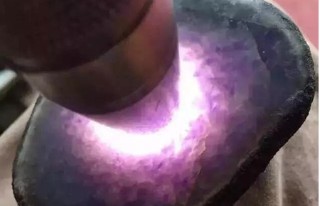 打灯看紫罗兰翡翠原石的种水