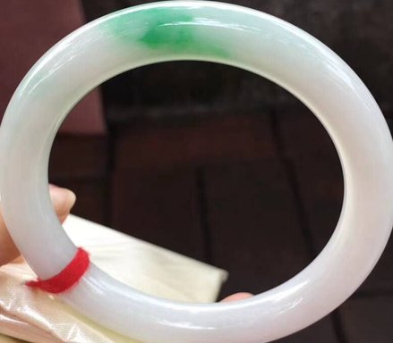 白底青圆条翡翠手镯