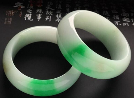 翡翠飘绿手镯
