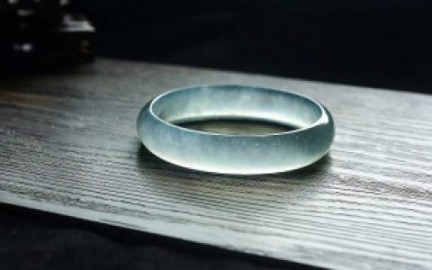 过年送长辈手镯合适吗,过年送长辈手镯是否合适