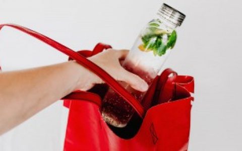 如何识别塑料水杯材质,怎么分辨水杯塑料材质