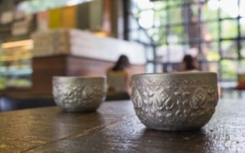 如何将发黄的塑料水杯变白,怎么将发黄的塑料水杯变白