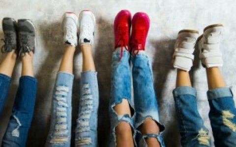 白色篮球鞋脏了怎么洗 白色篮球鞋脏了的清洗方法