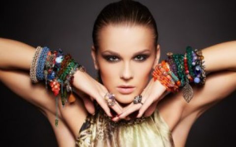 【涧下水命带什么饰品合适】涧下水命带哪些饰品合适