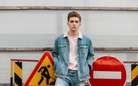 【再水杯上刻什么字酷的男生】在水杯上刻啥字酷的男生