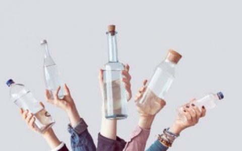 玻璃杯可以装开水吗,玻璃杯是不是都可以装开水