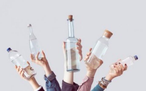 塑料水杯可以装冷水吗,塑料水杯是否可以装冷水