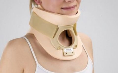 颈托的佩戴方法（颈托的正确佩戴方法）