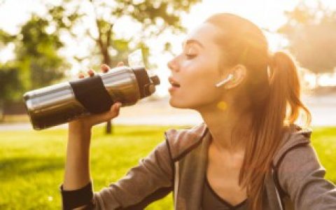 玻璃杯上的印字怎么去（玻璃杯表面印的字如何去掉）