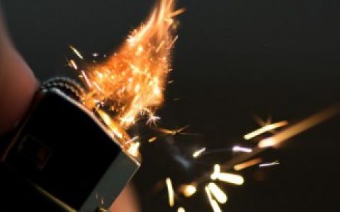 打火机和火柴哪个先发明（打火机和火柴谁先发明）