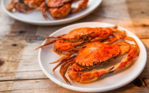吃秋天第一顿螃蟹的说说（吃秋天第一顿螃蟹的说说有哪些）