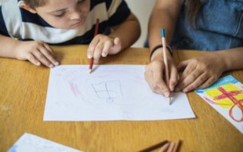 【如何解决马克笔印到了桌子上】马克笔印到了桌子上怎么办