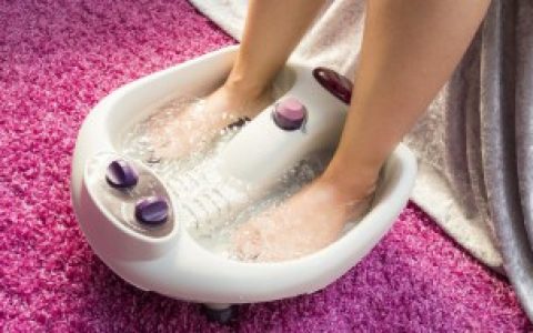 盐水洗脚是否能治脚气,盐水洗脚能治脚气吗