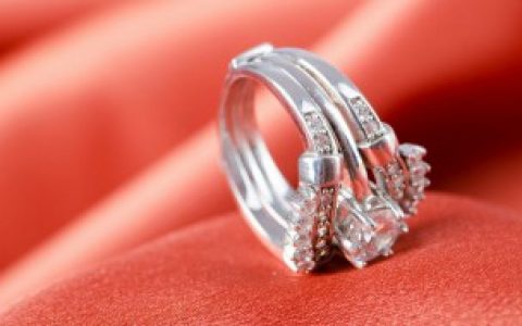 小手指戴戒指代表什么 小手指戴戒指表示什么