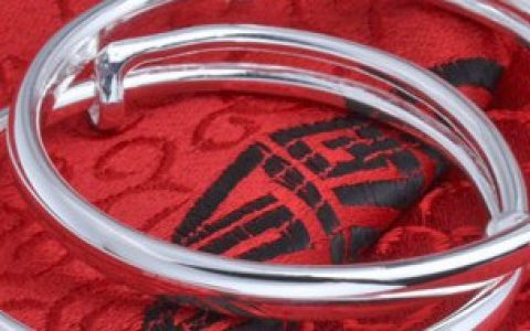 为什么戴着银手镯去泡温泉会变色（戴着银手镯去泡温泉会变色是什么原因）