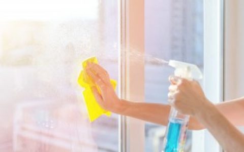 怎样才能擦掉玻璃上面的记号笔笔迹（玻璃上的记号笔写的字怎么擦掉）