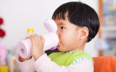 儿童水杯哪种材质好夏天 儿童夏天用哪种材质水杯好