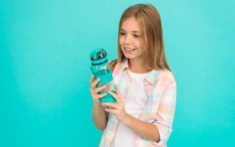 水杯带吸管的塑料杯怎么选 怎么选带吸管的塑料杯