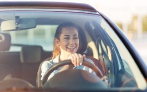 轿车顶棚是什么材料做的 轿车顶棚是啥材料做的