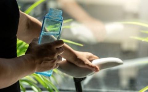 塑料材质水杯买白色还是彩色 塑料材质水杯买白色还是彩色比较好