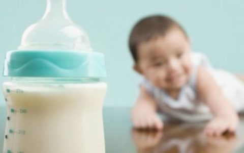 【8个月宝宝选择水杯注意事项】八个月宝宝适用哪种水杯