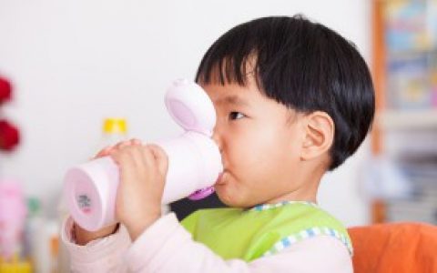 【宝宝喝水用什么材质的水杯好】宝宝喝水用的水杯材质