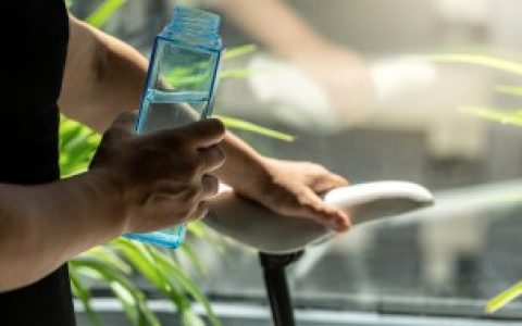 【如何分辨水杯塑料材质】怎么分辨水杯塑料材质