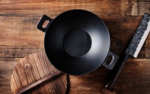 【铁锅里面的黑垢如何去除】铁锅里面的黑垢怎么去啊