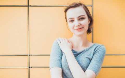 T恤领口变大了怎么办 t恤领口变大了怎么处理