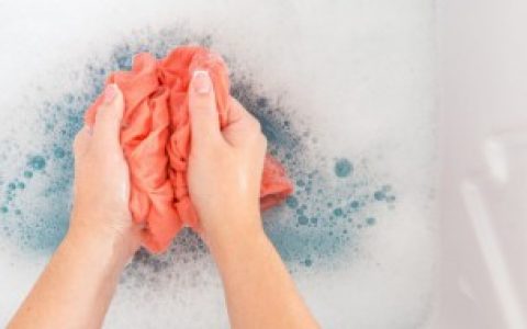 石墨粉蹭在衣服上怎么洗干净（石墨粉蹭在衣服上的清洗方法）