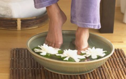 夏天泡脚能不能减肥,夏天泡脚能减肥吗