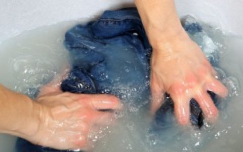 去除衣服上的顽固物质的妙招,如何去除衣服上的顽固物质呀